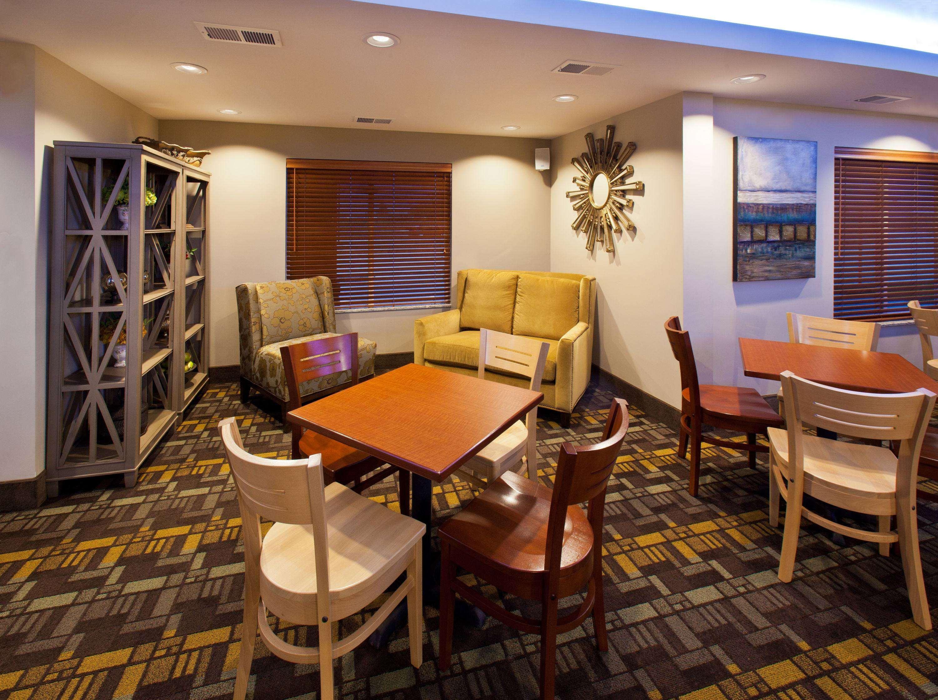 Americinn By Wyndham Fairfield Bagian luar foto