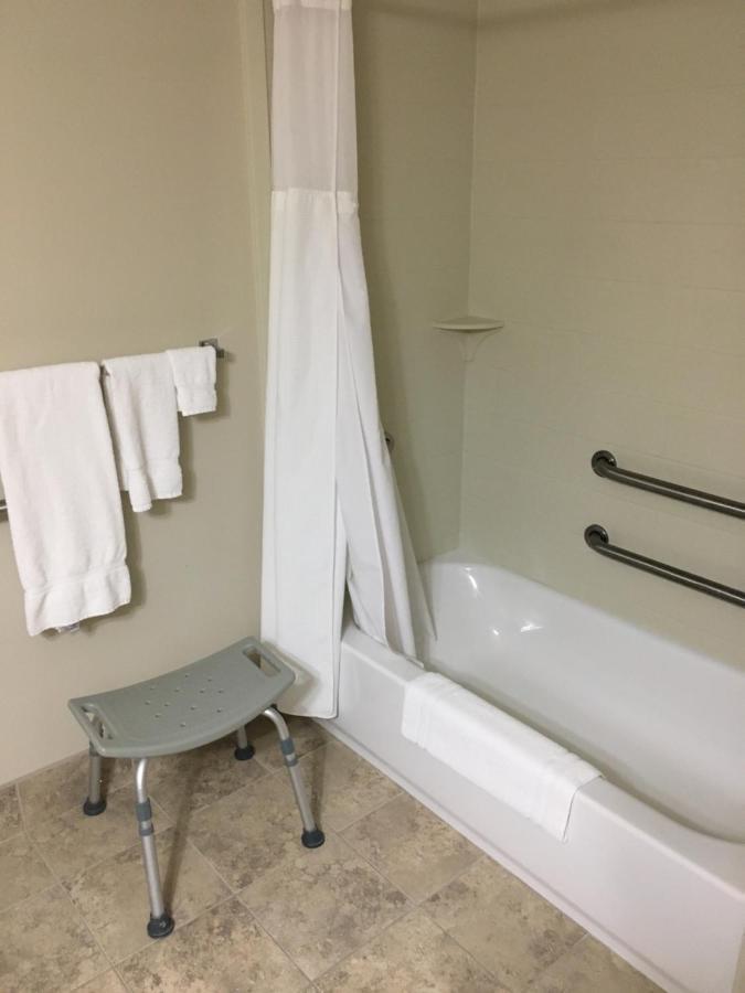 Americinn By Wyndham Fairfield Bagian luar foto